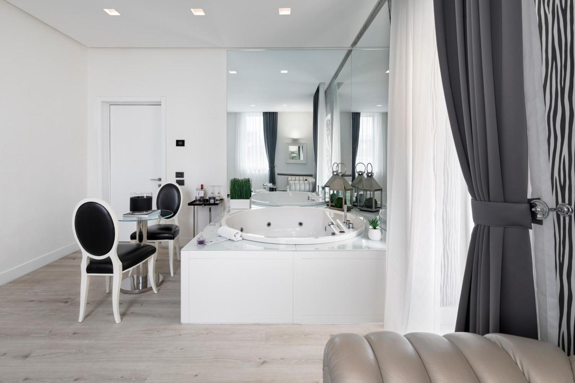 LHP Hotel Montecatini Palace&SPA Bagian luar foto A bathroom in a private house