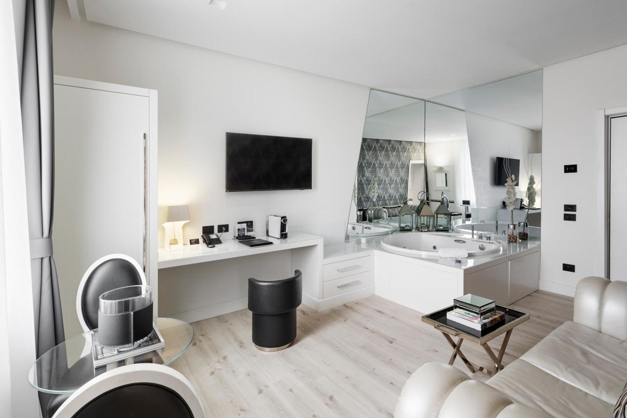 LHP Hotel Montecatini Palace&SPA Bagian luar foto A suite at the hotel